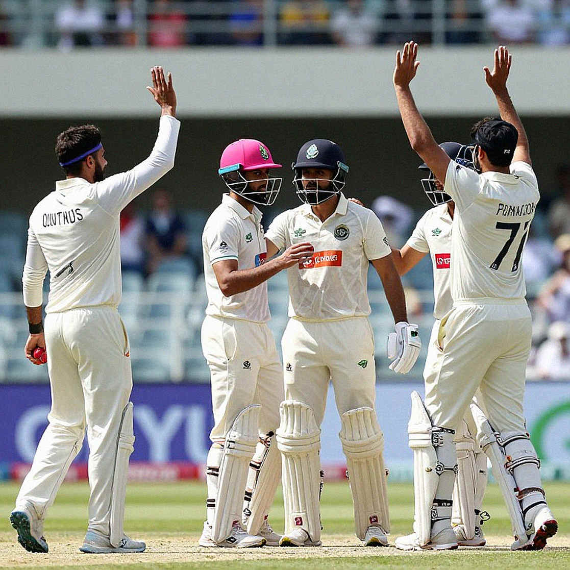 ডারবানের ৬৫.২ ওভার: টপ-অর্ডার ভেঙে পড়ল, দিনটা টেনে তুলল নিচের সারি ডারবানের ৬৫.২ ওভার: টপ-অর্ডার ভেঙে পড়ল, দিনটা টেনে তুলল নিচের সারি
