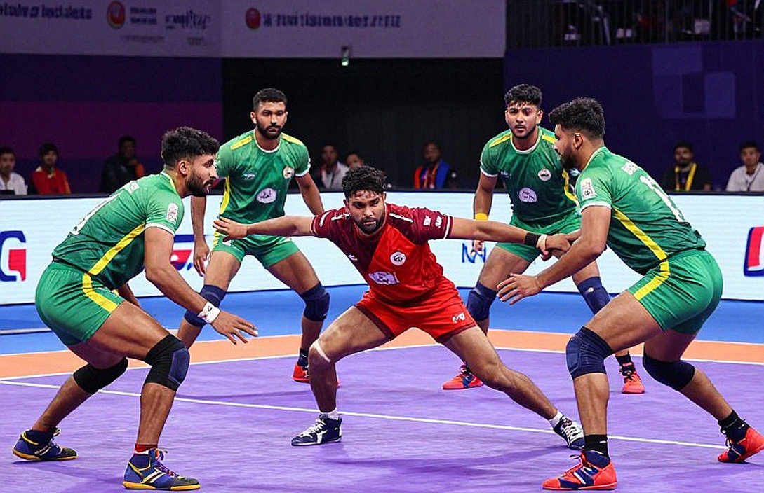 খরগোশ-কানের মেয়েটি যেখানে 'ইস্পোর্টস' নয়: আজুর লেন, কসম্প্লে-শ্রম আর ফ্যান-অর্থনীতির অলিখিত খাতা