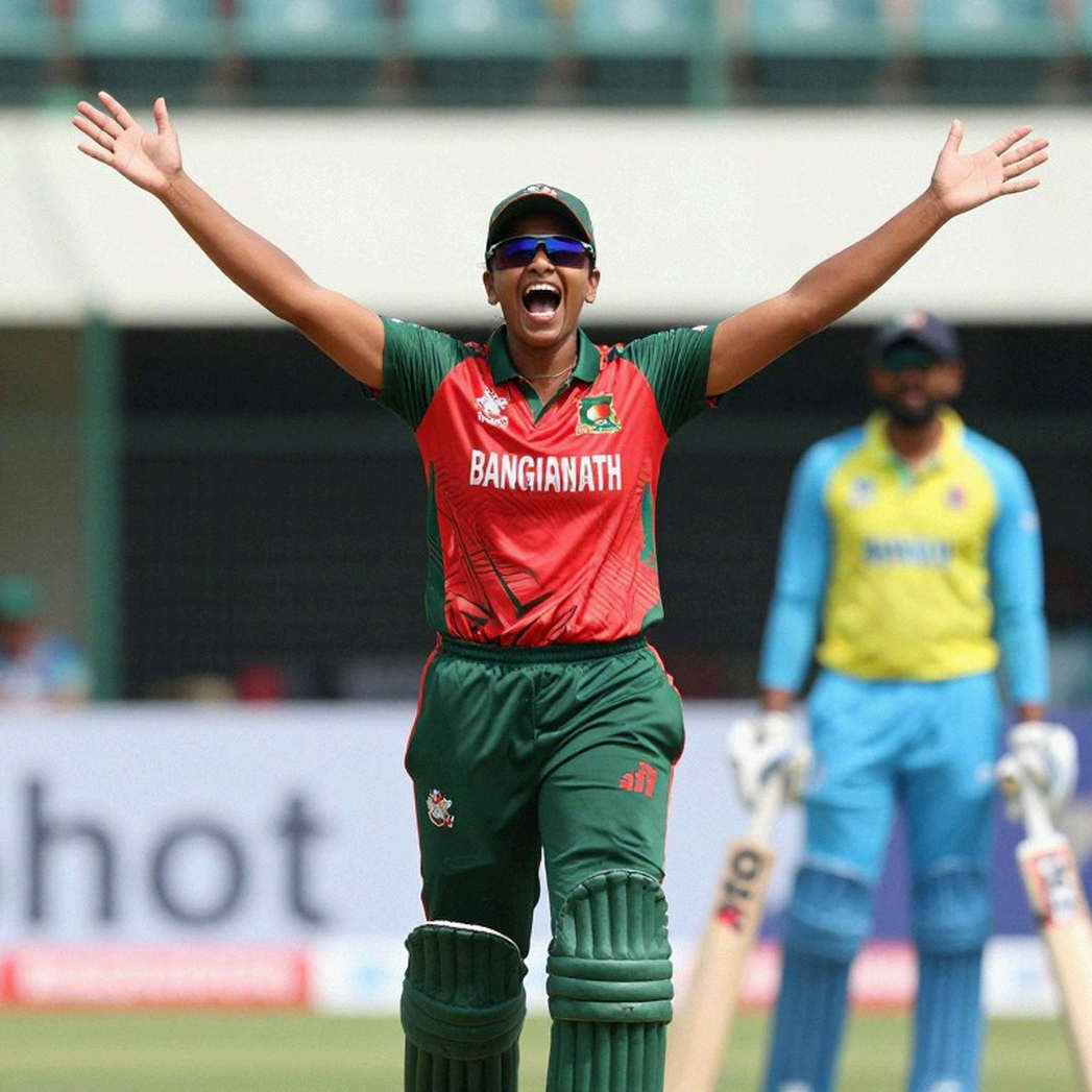 চেইনে বাঁধা ক্রিকেট: টিকিট, টোকেন আর চুক্তির খেলা — লাভ কার?